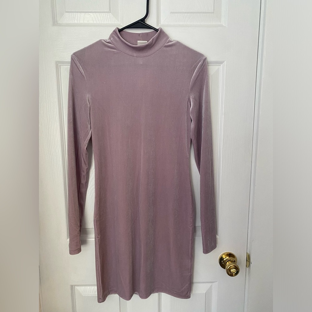 H&M light purple long sleeve velour dress